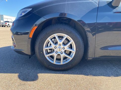 Used 2023 Chrysler Pacifica Touring-L image 14