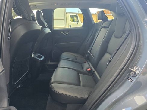 Used 2022 Volvo XC60 B5 Momentum w/ Climate Package AWD/4WD image 30