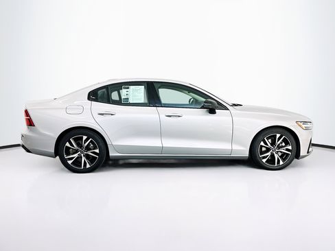 Used 2025 Volvo S60 B5 Core image 10