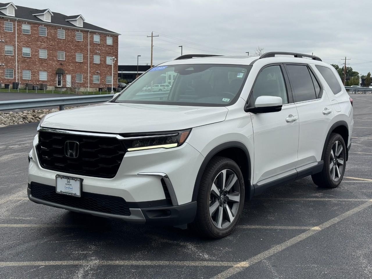 Certified 2025 Honda Pilot Touring image 10