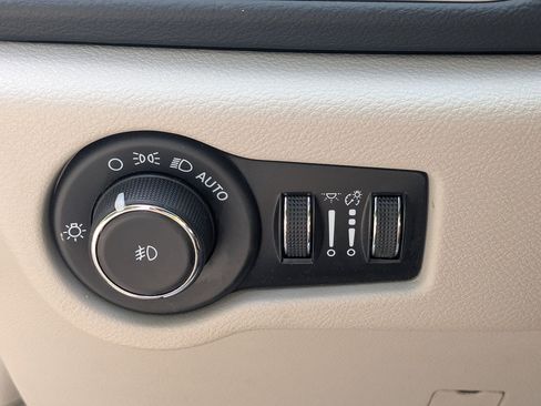 Used 2023 Chrysler Pacifica Touring-L FWD image 16