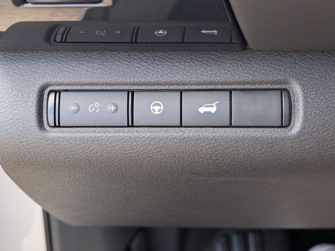 Used 2025 Nissan Pathfinder SV FWD image 24