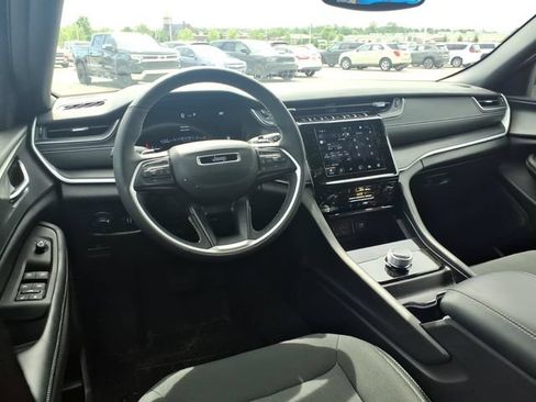 Used 2024 Jeep Grand Cherokee Laredo w/ Luxury Tech Group I AWD/4WD image 8