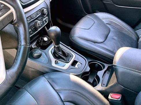 Used 2017 Jeep Cherokee Limited image 17