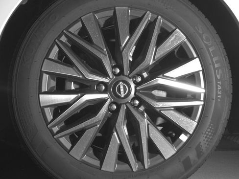 Used 2025 Nissan Altima 2.5 SV FWD image 12