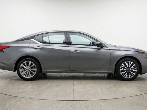 Used 2025 Nissan Altima 2.5 SV image 11