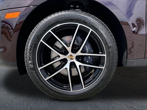Used 2025 Porsche Macan AWD/4WD image 11