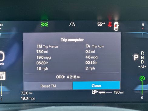 Used 2025 Volvo XC40 B5 Plus image 32