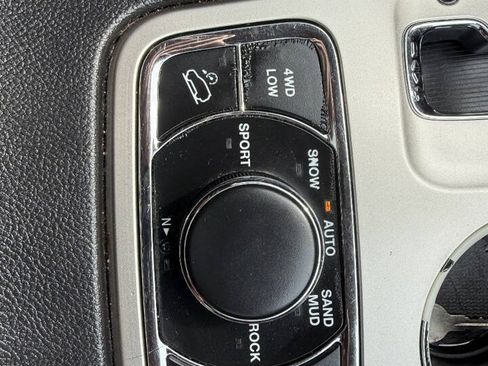 Used 2011 Jeep Grand Cherokee Overland AWD/4WD image 23