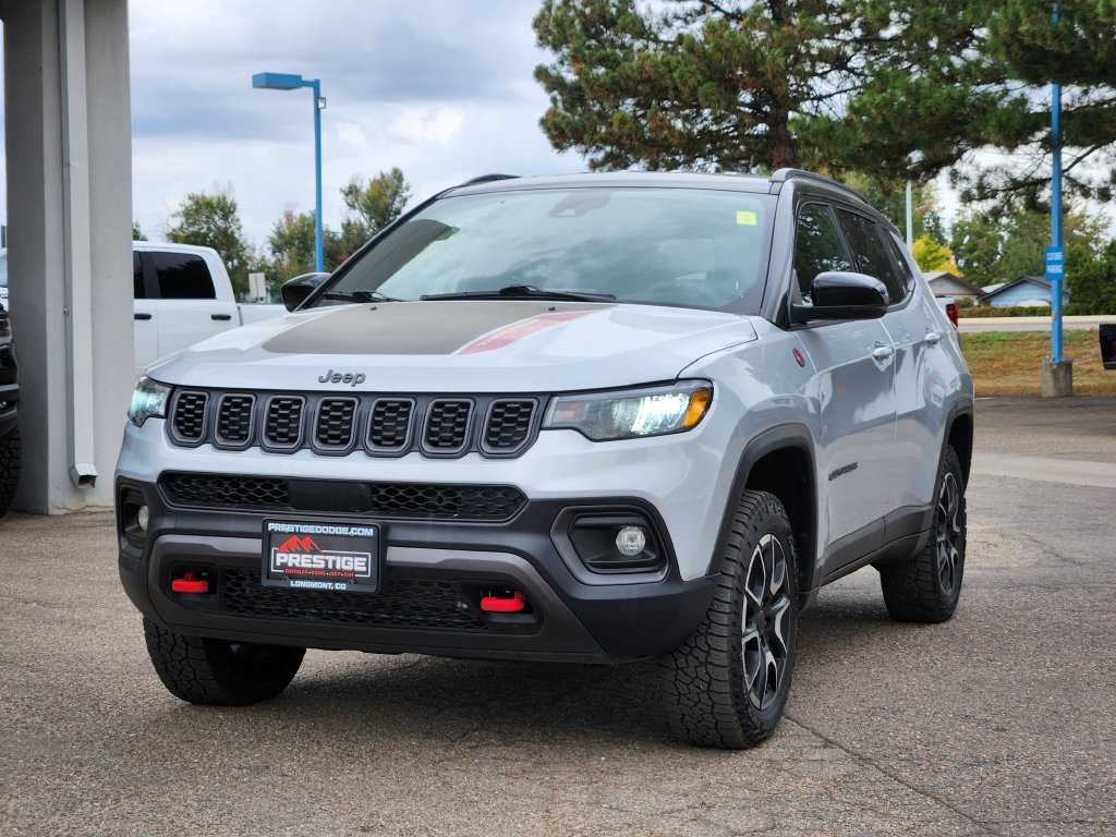 Used 2025 Jeep Compass Trailhawk AWD/4WD image 4