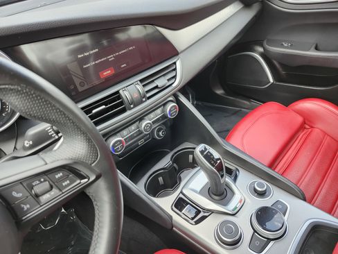 Used 2022 Alfa Romeo Giulia Veloce image 34