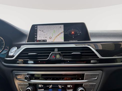 Used 2019 BMW 750i w/ M Sport Package RWD image 20