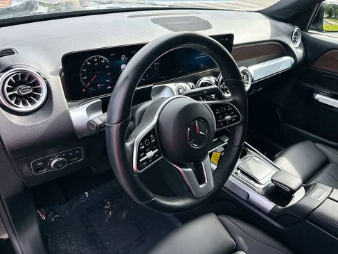 Used 2022 Mercedes-Benz GLB 250 4MATIC w/ Premium Package Lite image 9