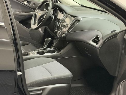 Used 2018 Chevrolet Cruze LT w/ Convenience Package FWD image 10