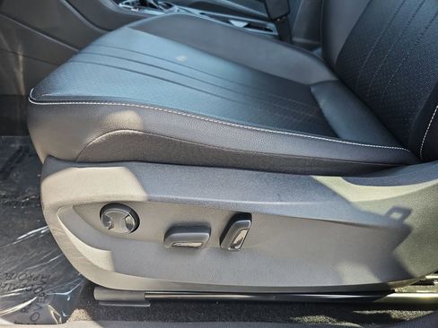 Certified 2023 Volkswagen Tiguan SE R-Line FWD image 29