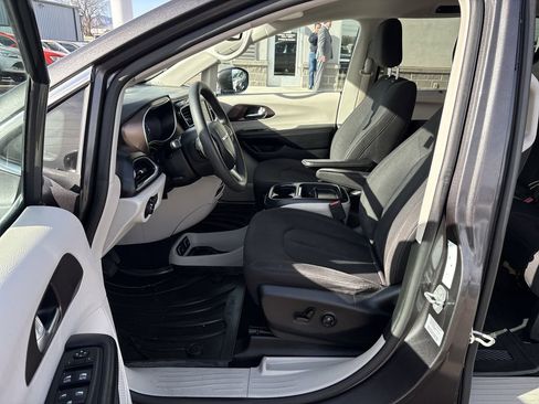 Used 2018 Chrysler Pacifica Touring Plus image 24