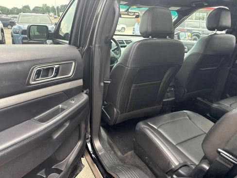 Used 2017 Ford Explorer XLT w/ Equipment Group 202A AWD/4WD image 25