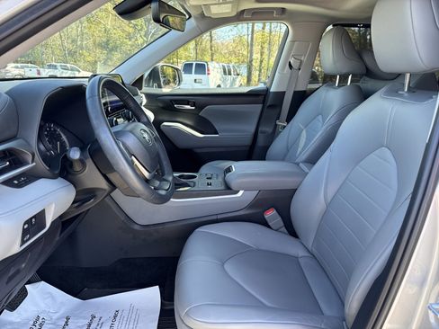 Used 2023 Toyota Highlander XLE image 11