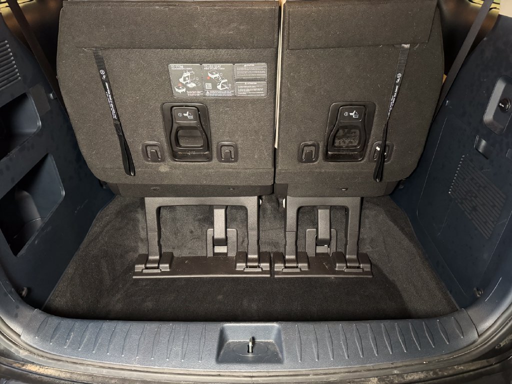Used 2025 Kia Carnival EX FWD image 21