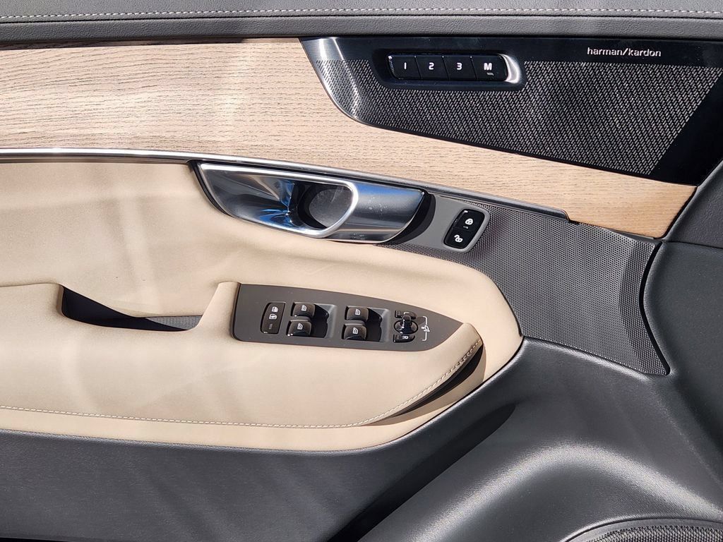 New 2026 Volvo XC90 T8 Plus w/ Protection Package Premier AWD/4WD image 13