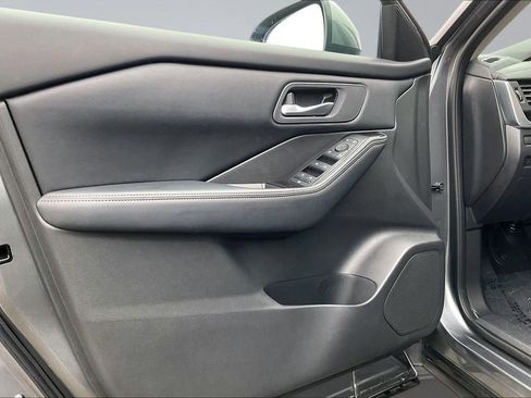 Used 2025 Nissan Rogue SV image 22