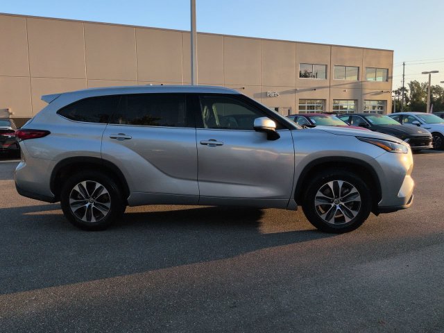 Used 2021 Toyota Highlander XLE FWD image 4