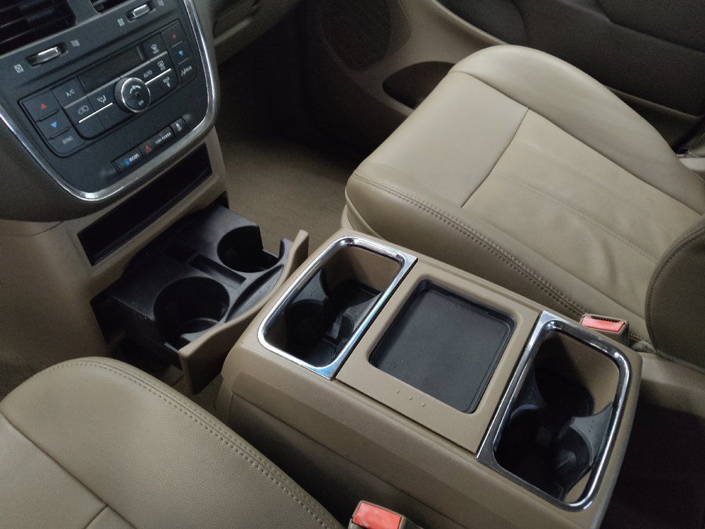 Used 2015 Chrysler Town & Country Touring FWD image 26