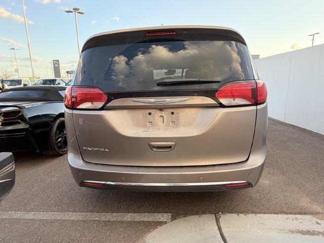 Used 2017 Chrysler Pacifica Touring-L Plus FWD image 6