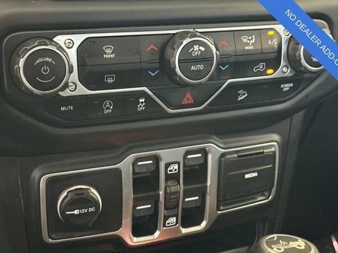 Used 2018 Jeep Wrangler Unlimited Sahara AWD/4WD image 22