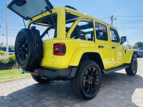 Used 2022 Jeep Wrangler Unlimited Sahara w/ Cold Weather Group AWD/4WD image 6