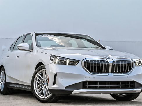 Used 2024 BMW 530i xDrive image 1