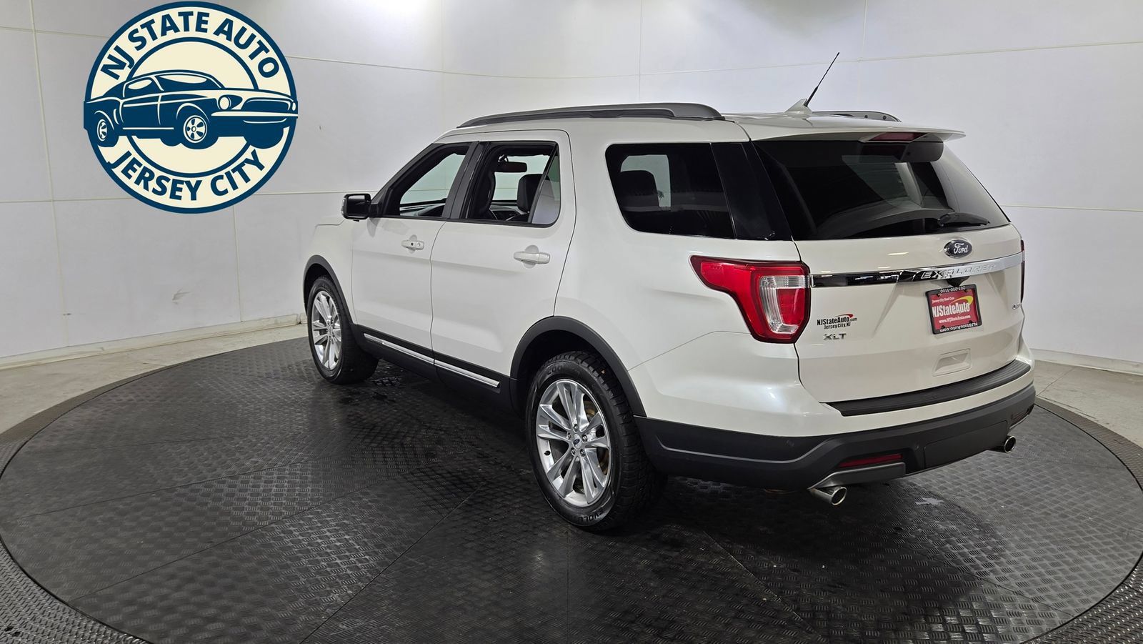 Used 2019 Ford Explorer XLT w/ Equipment Group 202A AWD/4WD image 3