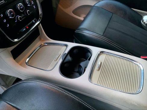 Used 2020 Dodge Grand Caravan SXT image 17