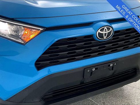 Used 2021 Toyota RAV4 XLE Premium w/ Carpet Mat Package (TMS) image 38