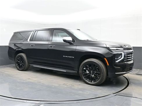 Used 2025 Chevrolet Suburban Premier image 2