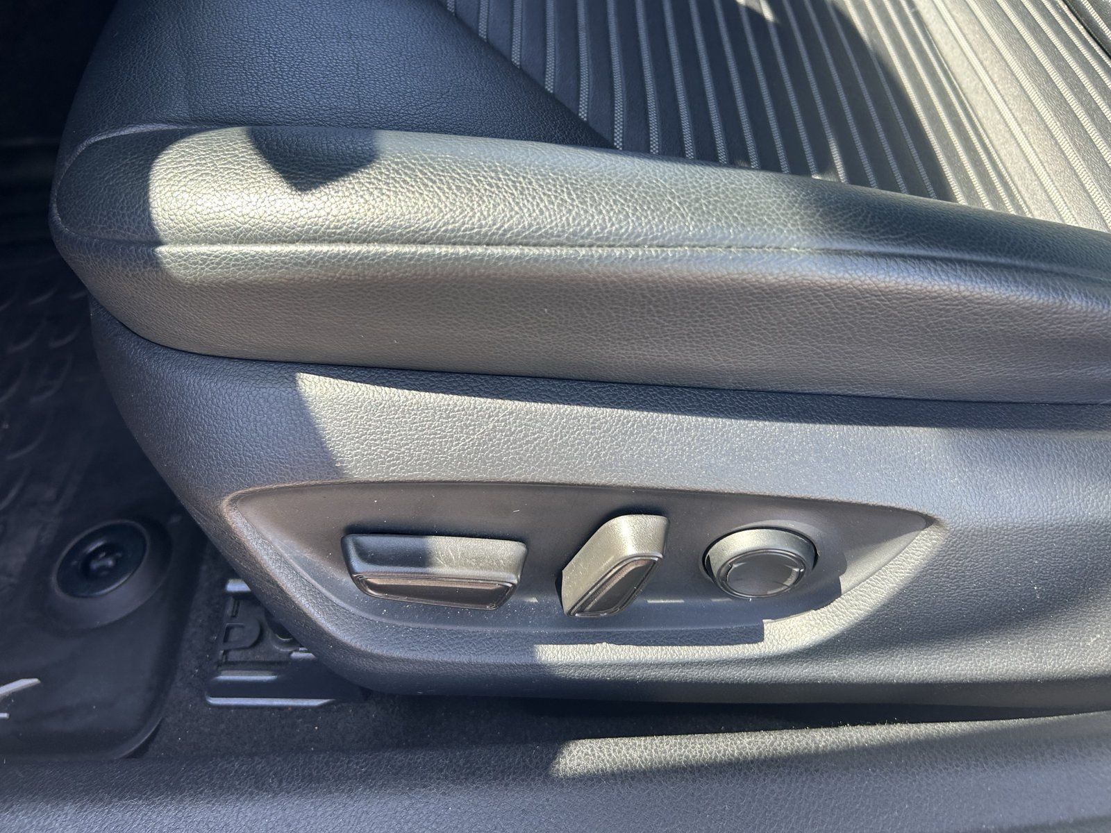 Used 2019 Toyota Camry SE FWD image 15
