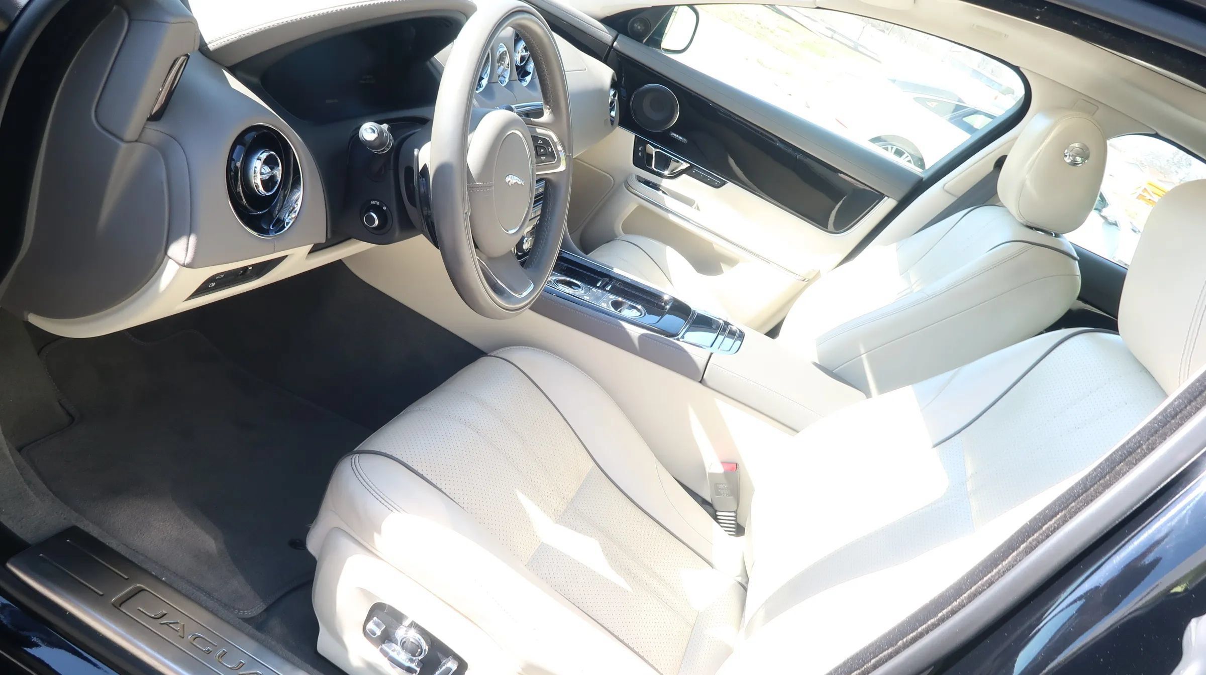 Used 2017 Jaguar XJ R-Sport RWD image 16