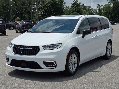 Used 2026 Chrysler Pacifica Limited FWD image 2