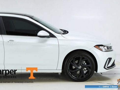 Used 2025 Volkswagen Jetta SE w/ Sunroof Package image 12