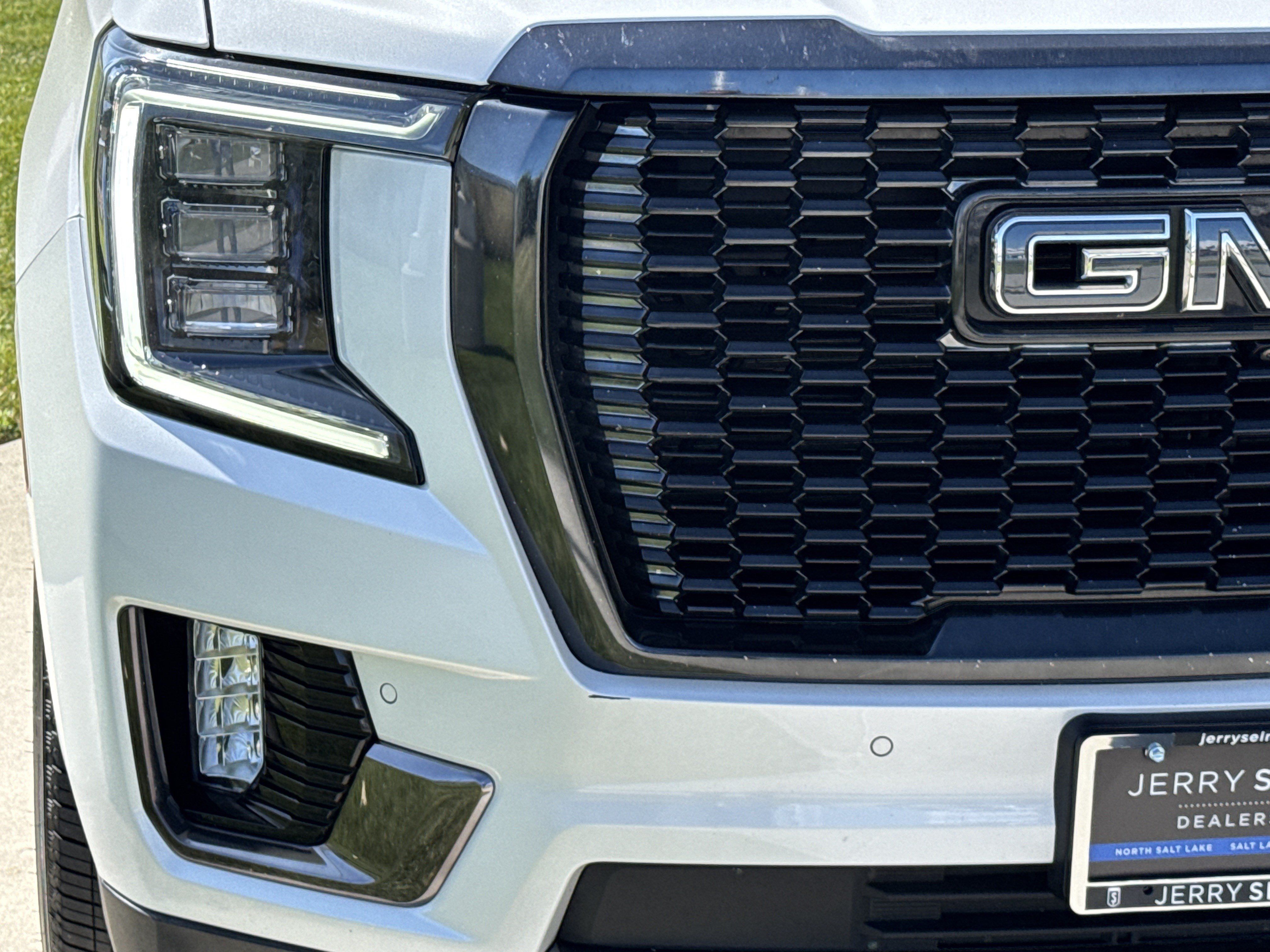 Used 2023 GMC Yukon XL Denali Ultimate AWD/4WD image 10