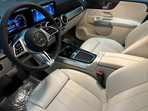 Used 2026 Mercedes-Benz GLB 250 image 4