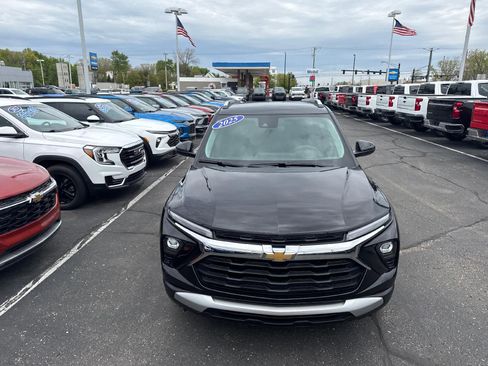 Used 2025 Chevrolet TrailBlazer LT w/ LT Cold Weather Package FWD image 2