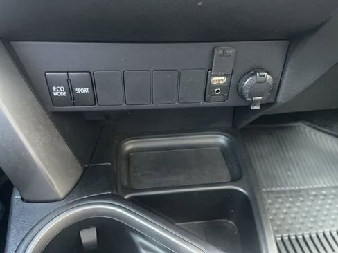 Used 2018 Toyota RAV4 XLE AWD/4WD image 40
