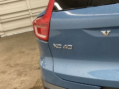 Used 2024 Volvo XC40 B5 Core image 10