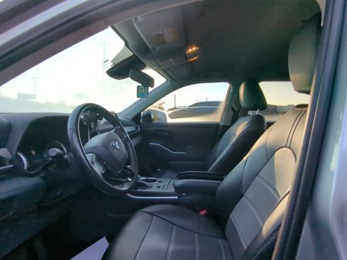 Used 2021 Toyota Highlander LE AWD/4WD image 6