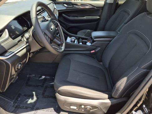 Used 2023 Jeep Grand Cherokee Laredo RWD image 11