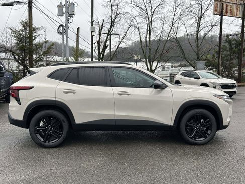 New 2026 Chevrolet Trax ACTIV w/ Sunroof Package image 2