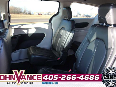 Used 2024 Chrysler Pacifica Touring-L image 20