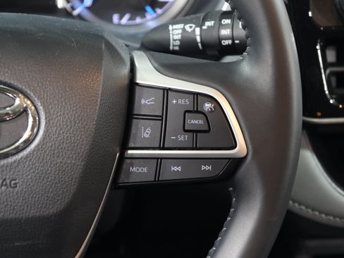 Used 2024 Toyota Highlander XLE FWD image 20