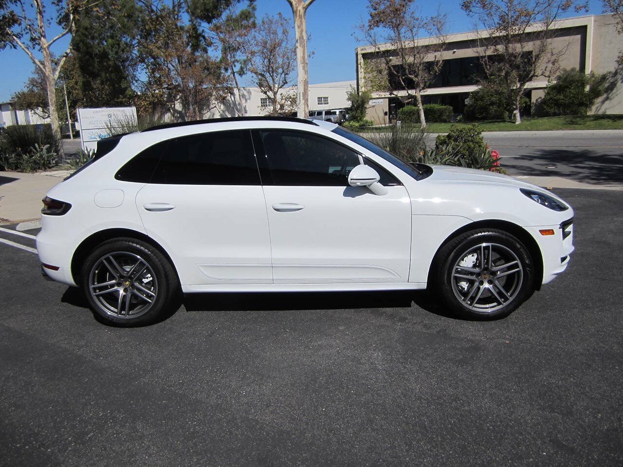 Used 2020 Porsche Macan Turbo AWD/4WD image 3